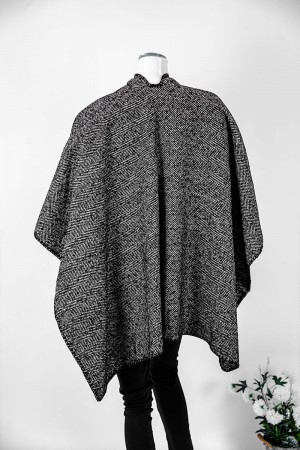 شال شتوي نسائي لون أسود و أبيض بأطراف باللون الأسود