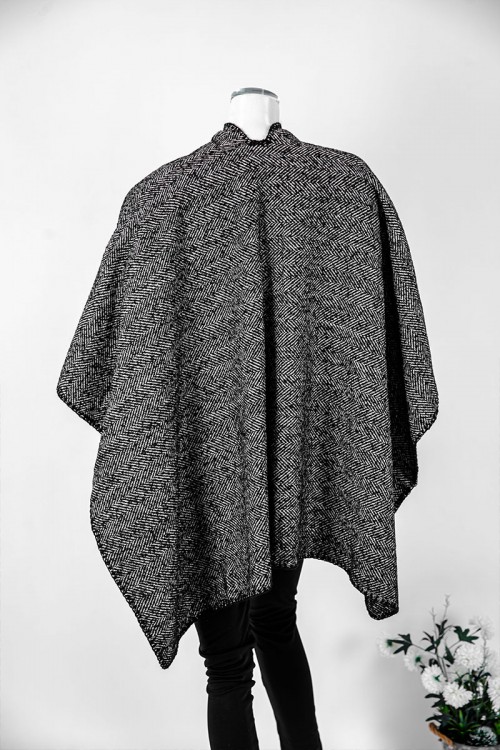 شال شتوي نسائي لون أسود و أبيض بأطراف باللون الأسود