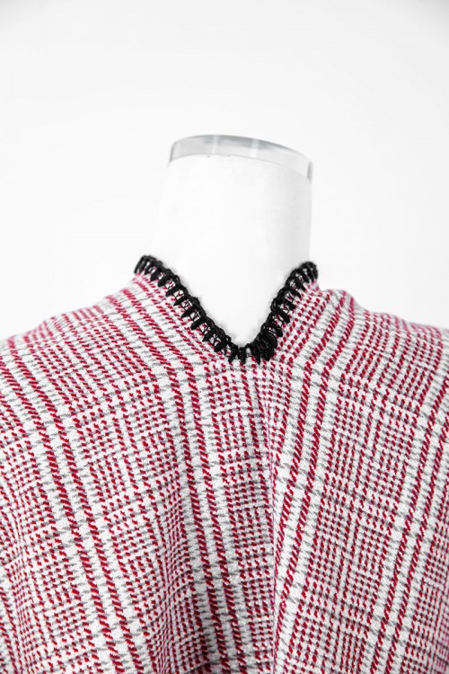 شال شتوي نسائي لون أحمر و أبيض بأطراف باللون الأسود