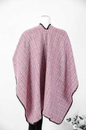 شال شتوي نسائي لون أحمر و أبيض بأطراف باللون الأسود