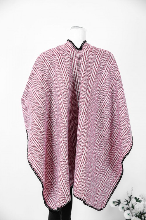 شال شتوي نسائي لون أحمر و أبيض بأطراف باللون الأسود