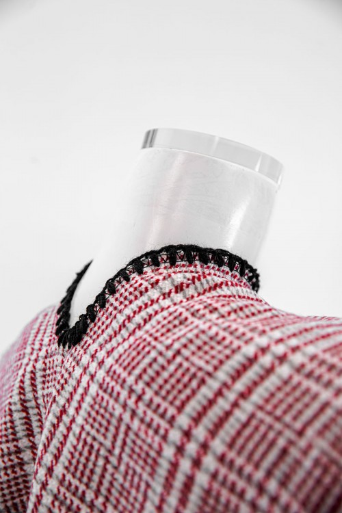 شال شتوي نسائي لون أحمر و أبيض بأطراف باللون الأسود