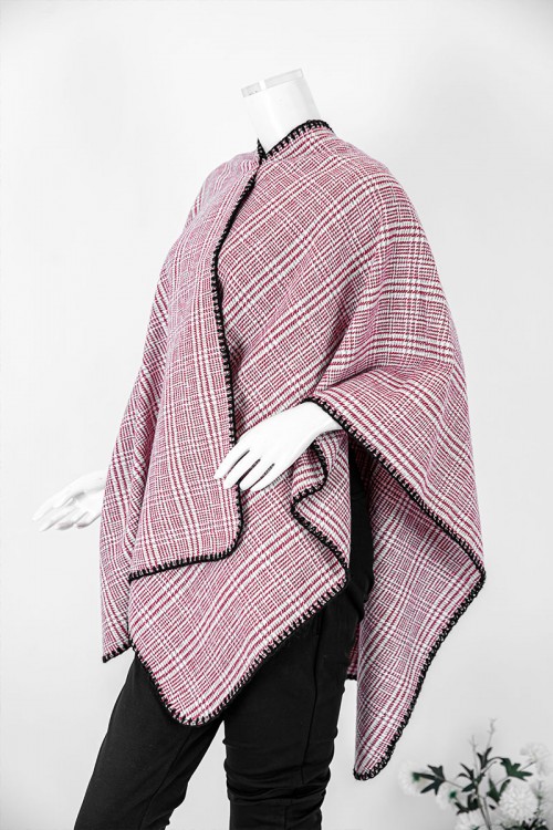 شال شتوي نسائي لون أحمر و أبيض بأطراف باللون الأسود