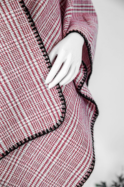 شال شتوي نسائي لون أحمر و أبيض بأطراف باللون الأسود