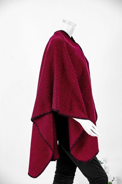 شال شتوي نسائي لون أسود و أحمر بأطراف باللون الأسود