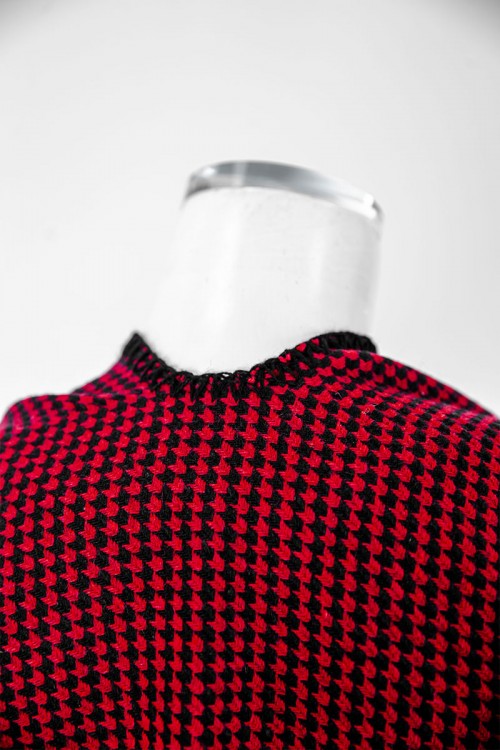 شال شتوي نسائي لون أسود و أحمر بأطراف باللون الأسود