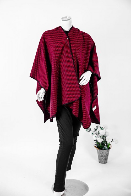 شال شتوي نسائي لون أسود و أحمر بأطراف باللون الأسود