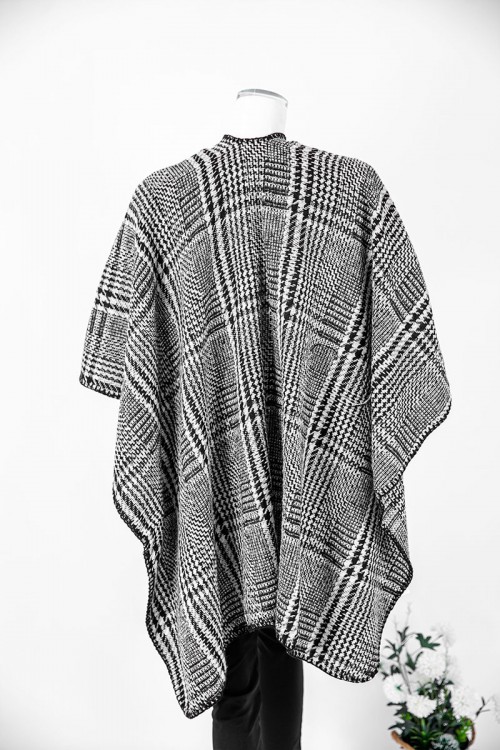 شال شتوي نسائي لون أبيض و أسود