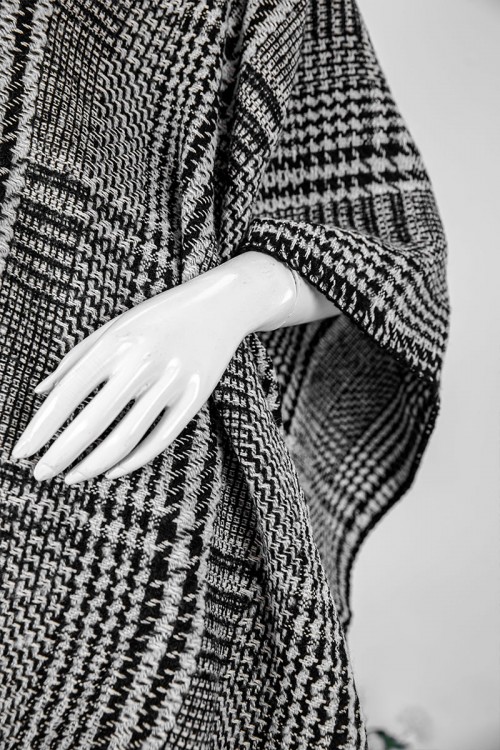 شال شتوي نسائي لون أبيض و أسود