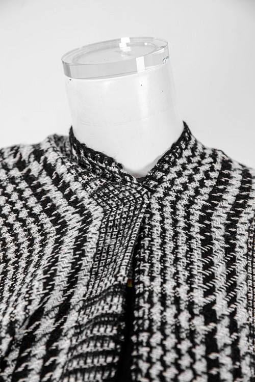 شال شتوي نسائي لون أبيض و أسود