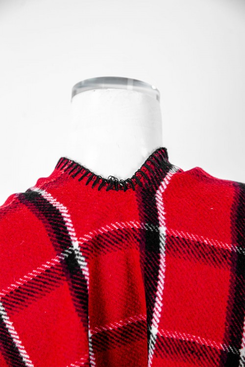 شال شتوي نسائي كاروهات لون أحمر مزين بخيوط باللون الأسود و الأبيض