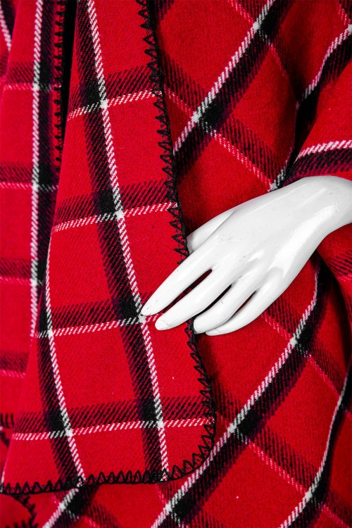 شال شتوي نسائي كاروهات لون أحمر مزين بخيوط باللون الأسود و الأبيض