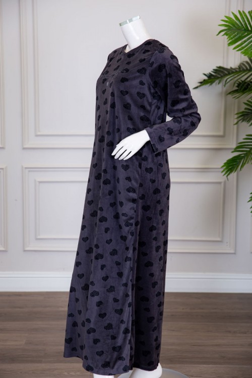 قميص نسائي شتوي طويل لون رصاصي مزين بكتابات و قلوب ياقة دائرية و بأكمام طويلة