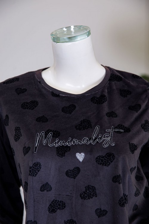 قميص نسائي شتوي طويل لون رصاصي مزين بكتابات و قلوب ياقة دائرية و بأكمام طويلة