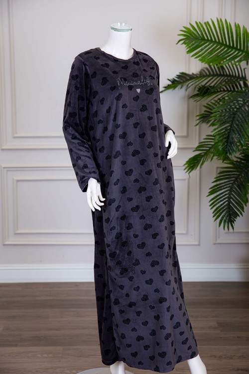 قميص نسائي شتوي طويل لون رصاصي مزين بكتابات و قلوب ياقة دائرية و بأكمام طويلة