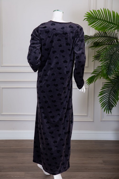 قميص نسائي شتوي طويل لون رصاصي مزين بكتابات و قلوب ياقة دائرية و بأكمام طويلة