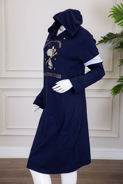 قميص نسائي شتوي ميدي لون كحلي مزين بكتابات و رسومات من الأمام ياقة بقبعة متصلة و بأكمام طويلة