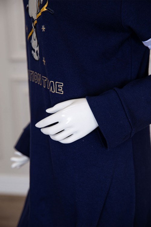 قميص نسائي شتوي ميدي لون كحلي مزين بكتابات و رسومات من الأمام ياقة بقبعة متصلة و بأكمام طويلة