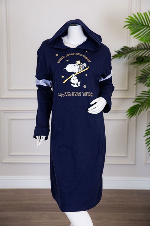 قميص نسائي شتوي ميدي لون كحلي مزين بكتابات و رسومات من الأمام ياقة بقبعة متصلة و بأكمام طويلة