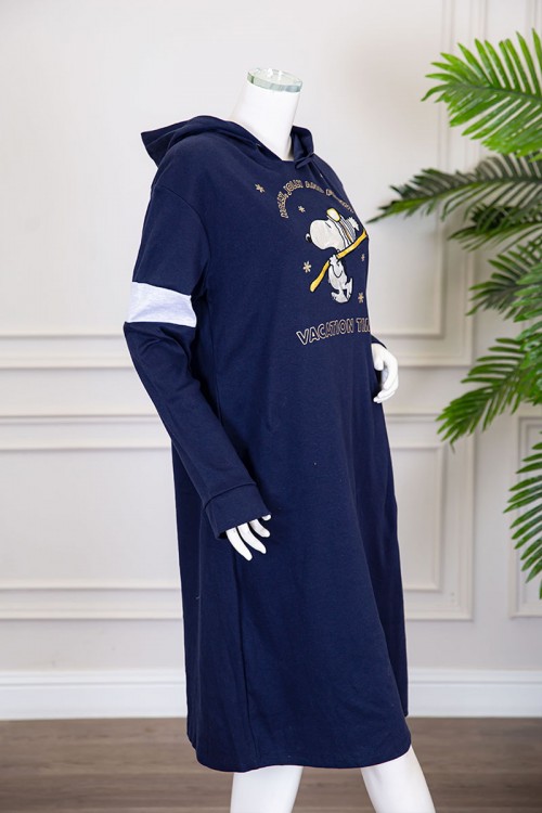 قميص نسائي شتوي ميدي لون كحلي مزين بكتابات و رسومات من الأمام ياقة بقبعة متصلة و بأكمام طويلة