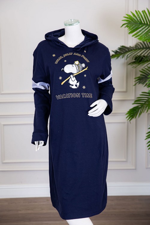 قميص نسائي شتوي ميدي لون كحلي مزين بكتابات و رسومات من الأمام ياقة بقبعة متصلة و بأكمام طويلة