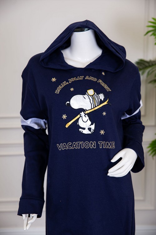 قميص نسائي شتوي ميدي لون كحلي مزين بكتابات و رسومات من الأمام ياقة بقبعة متصلة و بأكمام طويلة