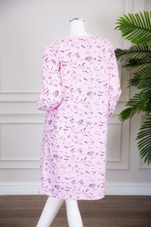 قميص نسائي شتوي ميدي لون وردي مزين بكتابات و رسومات ياقة دائرية و بأكمام طويلة