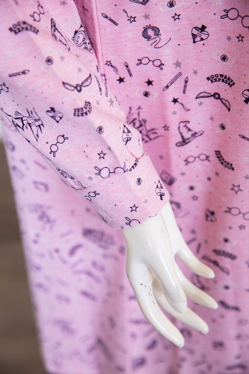 قميص نسائي شتوي ميدي لون وردي مزين بكتابات و رسومات ياقة دائرية و بأكمام طويلة