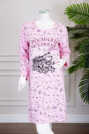 قميص نسائي شتوي ميدي لون وردي مزين بكتابات و رسومات ياقة دائرية و بأكمام طويلة