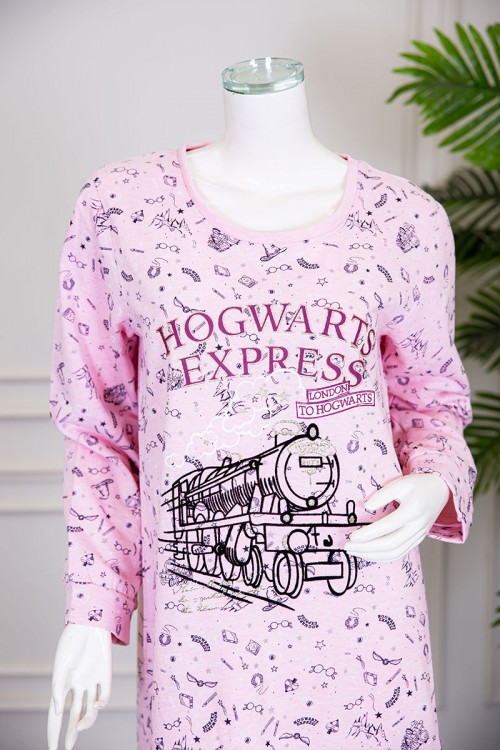 قميص نسائي شتوي ميدي لون وردي مزين بكتابات و رسومات ياقة دائرية و بأكمام طويلة