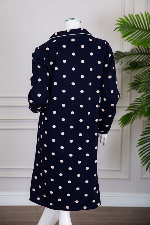 قميص نسائي شتوي ميدي لون كحلي منقط باللون البيج بكتابات و جيب من الأمام ياقة مطوية بأزرار و بأكمام طويلة