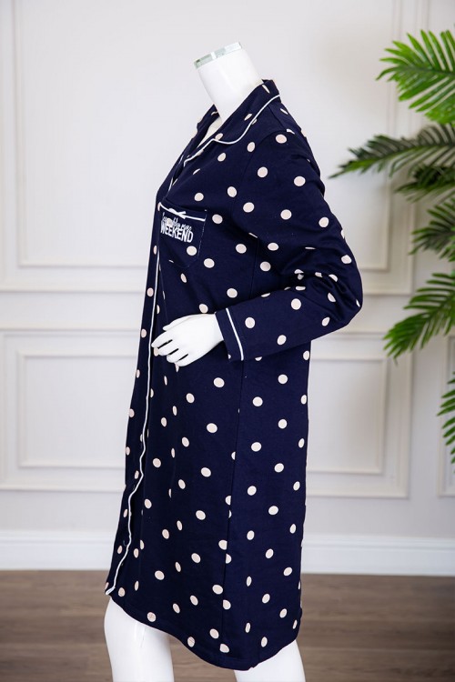 قميص نسائي شتوي ميدي لون كحلي منقط باللون البيج بكتابات و جيب من الأمام ياقة مطوية بأزرار و بأكمام طويلة