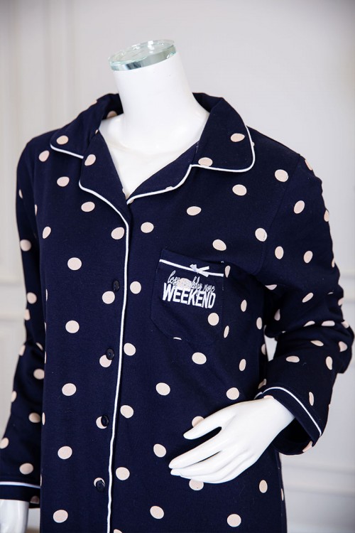 قميص نسائي شتوي ميدي لون كحلي منقط باللون البيج بكتابات و جيب من الأمام ياقة مطوية بأزرار و بأكمام طويلة