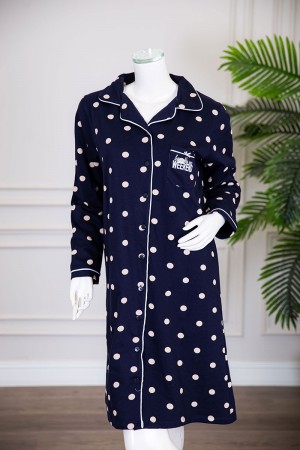 قميص نسائي شتوي ميدي لون كحلي منقط باللون البيج بكتابات و جيب من الأمام ياقة مطوية بأزرار و بأكمام طويلة