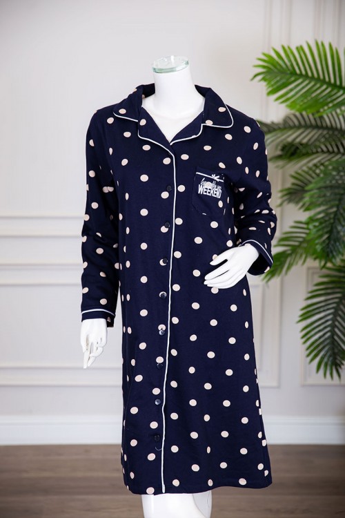 قميص نسائي شتوي ميدي لون كحلي منقط باللون البيج بكتابات و جيب من الأمام ياقة مطوية بأزرار و بأكمام طويلة