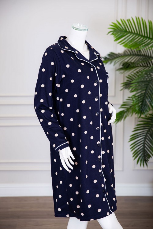 قميص نسائي شتوي ميدي لون كحلي منقط باللون البيج بكتابات و جيب من الأمام ياقة مطوية بأزرار و بأكمام طويلة