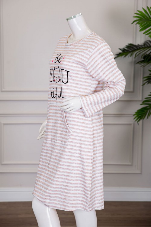 قميص نسائي شتوي ميدي لون بيج مخطط  و مزين بكتابات و رسومات و بجيوب من الأمام ياقة دائرية و بأكمام طويلة