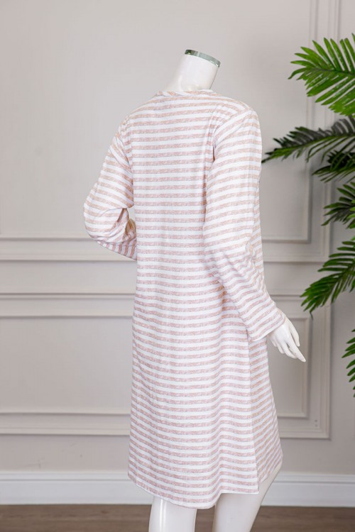 قميص نسائي شتوي ميدي لون بيج مخطط  و مزين بكتابات و رسومات و بجيوب من الأمام ياقة دائرية و بأكمام طويلة