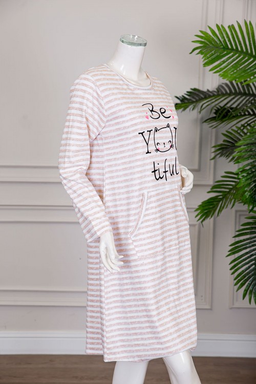 قميص نسائي شتوي ميدي لون بيج مخطط  و مزين بكتابات و رسومات و بجيوب من الأمام ياقة دائرية و بأكمام طويلة