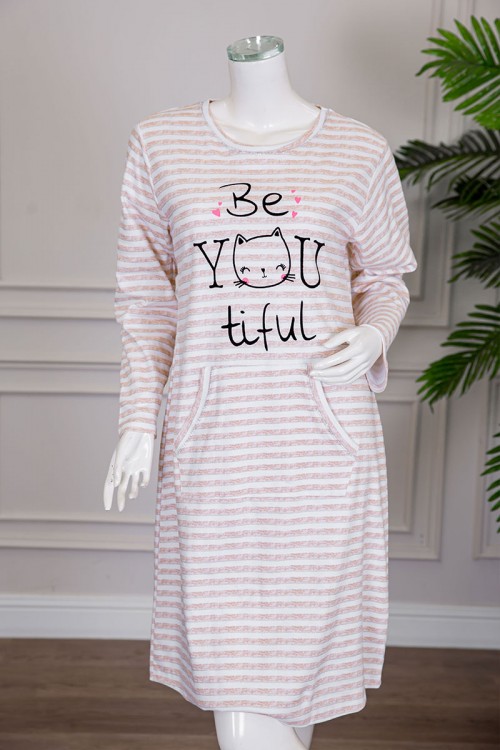 قميص نسائي شتوي ميدي لون بيج مخطط  و مزين بكتابات و رسومات و بجيوب من الأمام ياقة دائرية و بأكمام طويلة