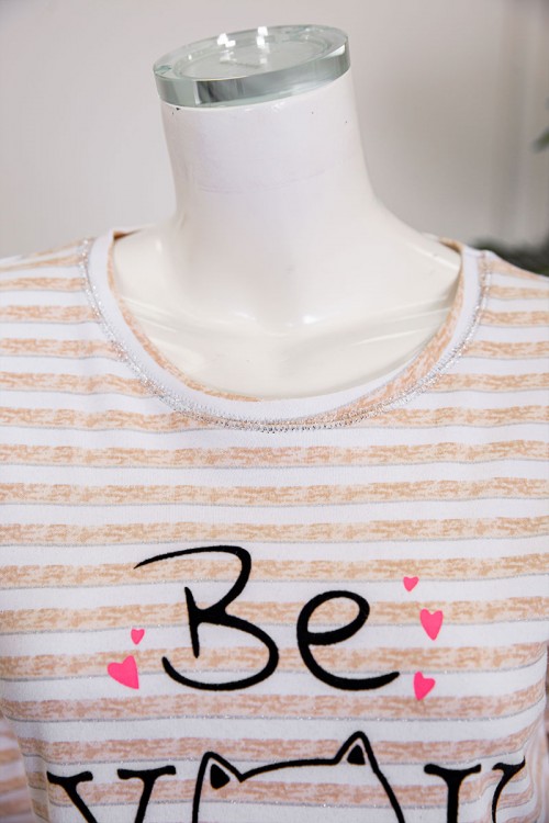 قميص نسائي شتوي ميدي لون بيج مخطط  و مزين بكتابات و رسومات و بجيوب من الأمام ياقة دائرية و بأكمام طويلة