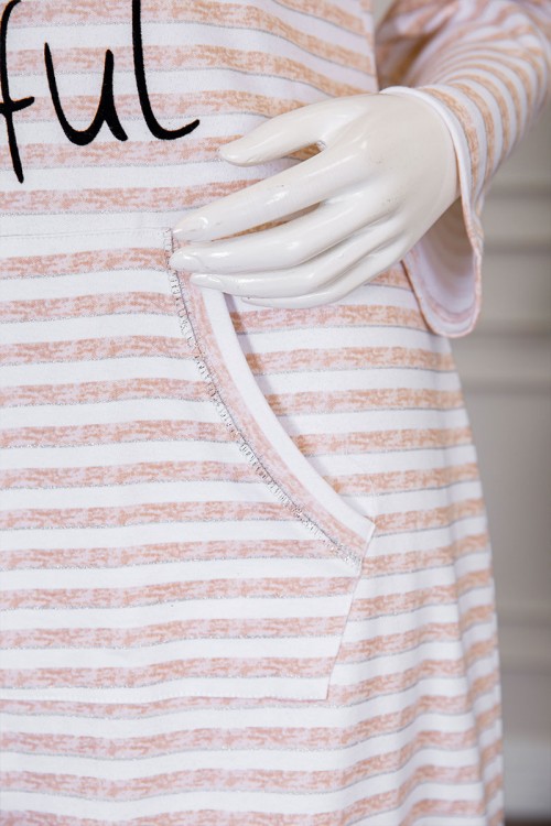 قميص نسائي شتوي ميدي لون بيج مخطط  و مزين بكتابات و رسومات و بجيوب من الأمام ياقة دائرية و بأكمام طويلة