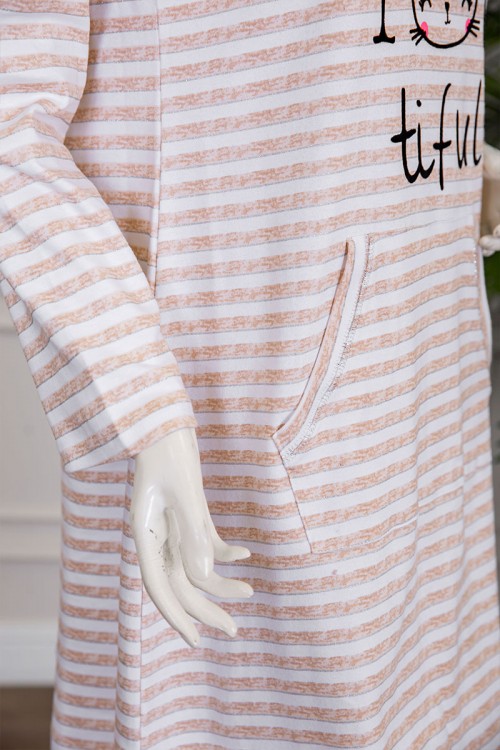 قميص نسائي شتوي ميدي لون بيج مخطط  و مزين بكتابات و رسومات و بجيوب من الأمام ياقة دائرية و بأكمام طويلة