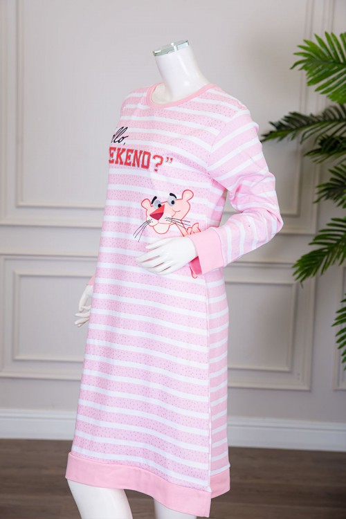 قميص نسائي شتوي ميدي مخطط لون أبيض و وردي مزين بكتابات و رسومات من الأمام ياقة دائرية و بأكمام طويلة