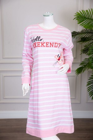 قميص نسائي شتوي ميدي مخطط لون أبيض و وردي مزين بكتابات و رسومات من الأمام ياقة دائرية و بأكمام طويلة