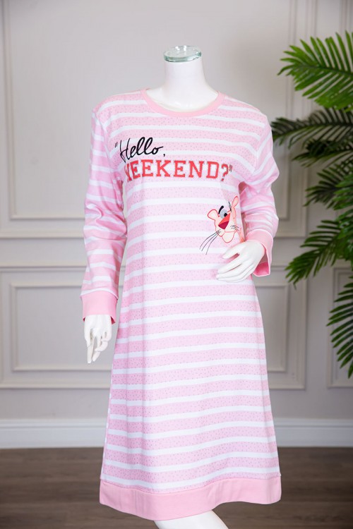 قميص نسائي شتوي ميدي مخطط لون أبيض و وردي مزين بكتابات و رسومات من الأمام ياقة دائرية و بأكمام طويلة