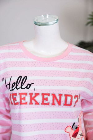 قميص نسائي شتوي ميدي مخطط لون أبيض و وردي مزين بكتابات و رسومات من الأمام ياقة دائرية و بأكمام طويلة