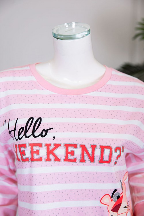 قميص نسائي شتوي ميدي مخطط لون أبيض و وردي مزين بكتابات و رسومات من الأمام ياقة دائرية و بأكمام طويلة