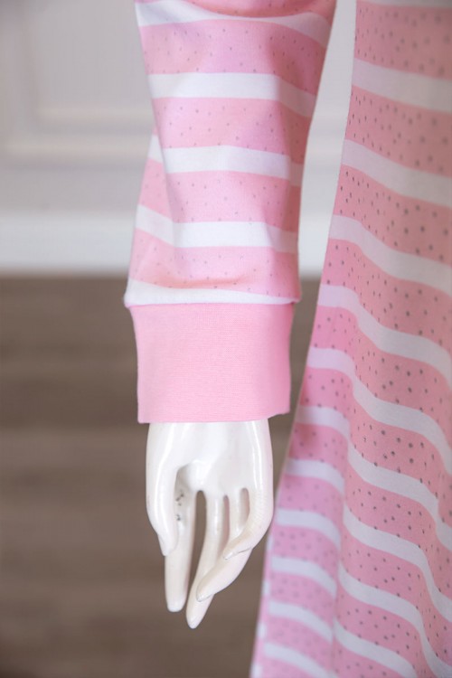 قميص نسائي شتوي ميدي مخطط لون أبيض و وردي مزين بكتابات و رسومات من الأمام ياقة دائرية و بأكمام طويلة