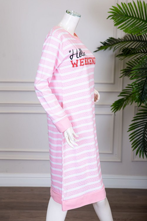 قميص نسائي شتوي ميدي مخطط لون أبيض و وردي مزين بكتابات و رسومات من الأمام ياقة دائرية و بأكمام طويلة